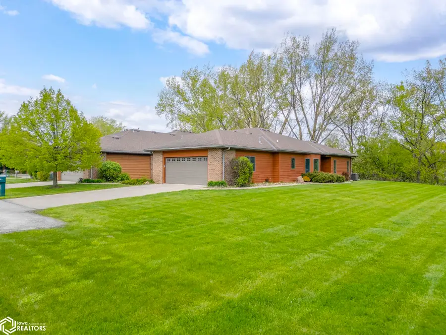 2005 Hunters Ridge Dr, Mason City, IA 50401 - #2