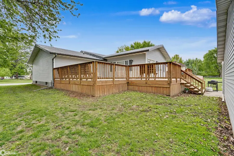 110 S Cooper St, Stronghurst, IL 52601 - #3