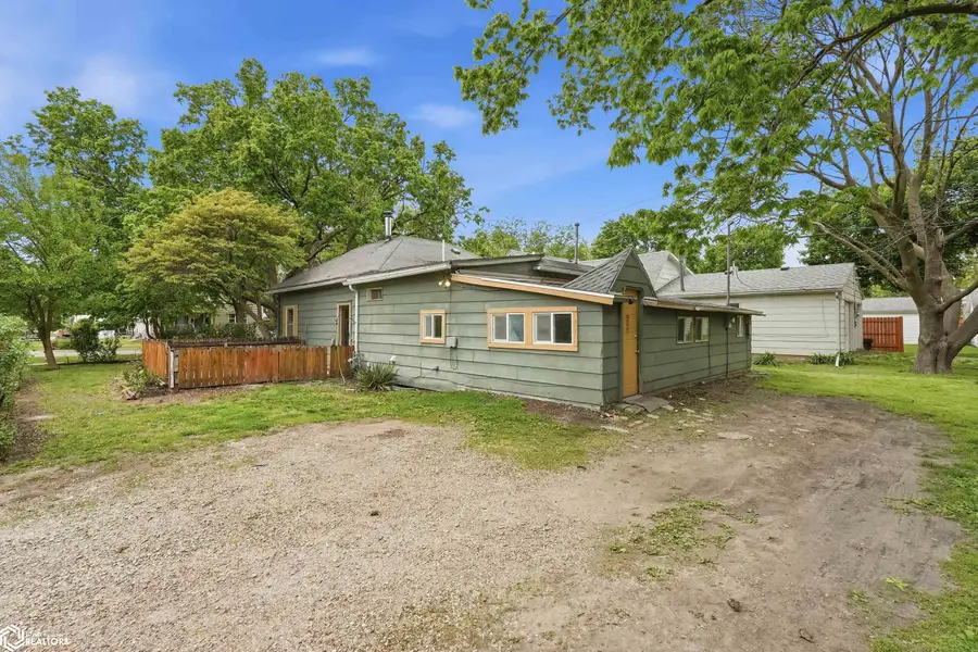 811 S 5th Street, Fairfield, IA 52556 - #3