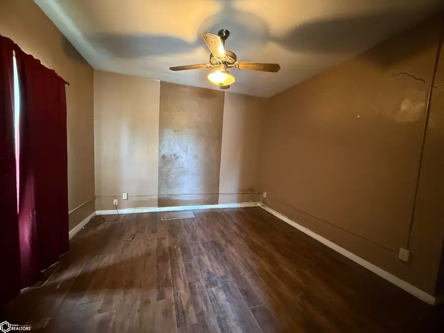 903 S 5th Avenue, Marshalltown, IA 50158 - #3