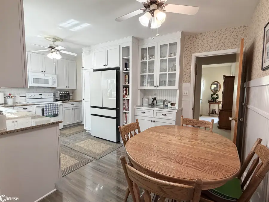 300 E 17th Street Place N, Newton, IA 50208 - #3