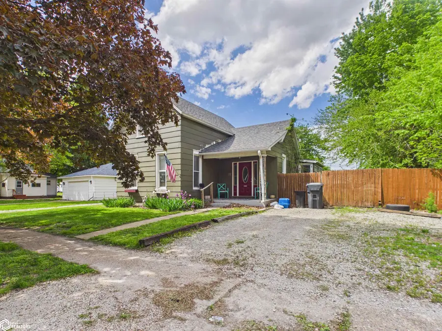 811 6th Avenue E, Oskaloosa, IA 52577 - #2