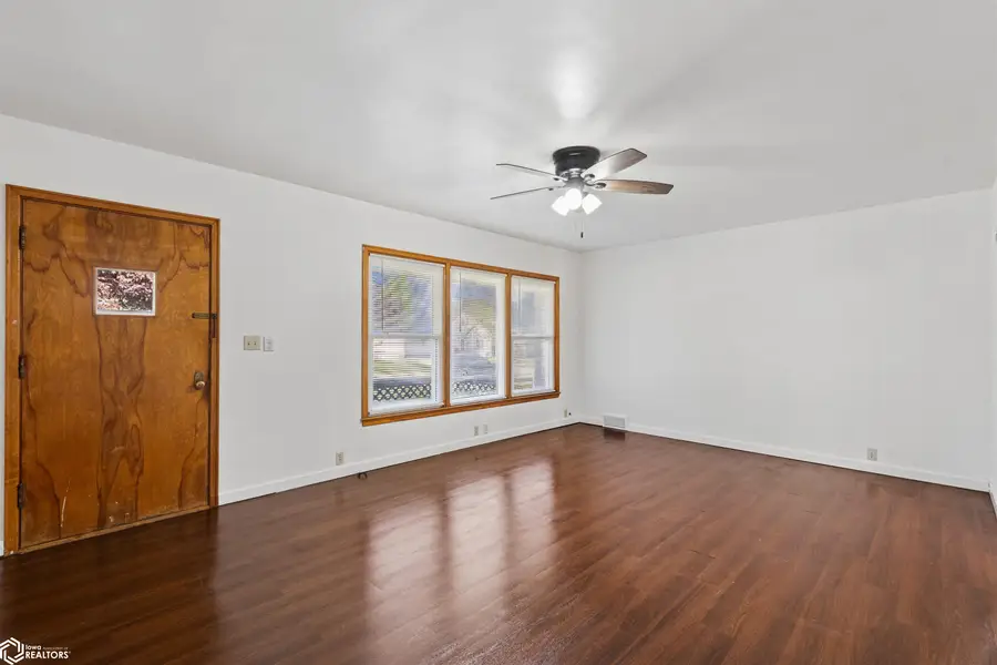 916 S 8th Avenue, Marshalltown, IA 50158 - #3