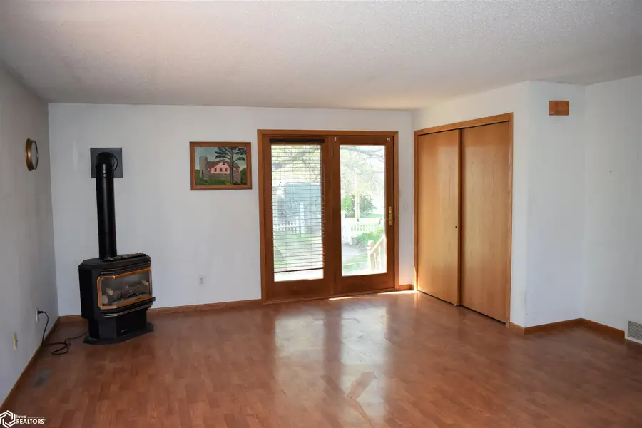916 3rd Avenue, Ackley, IA 50601 - #3