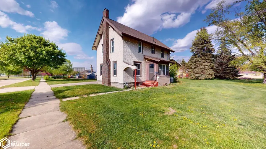 1523 N Monroe Avenue, Mason City, IA 50401 - #3