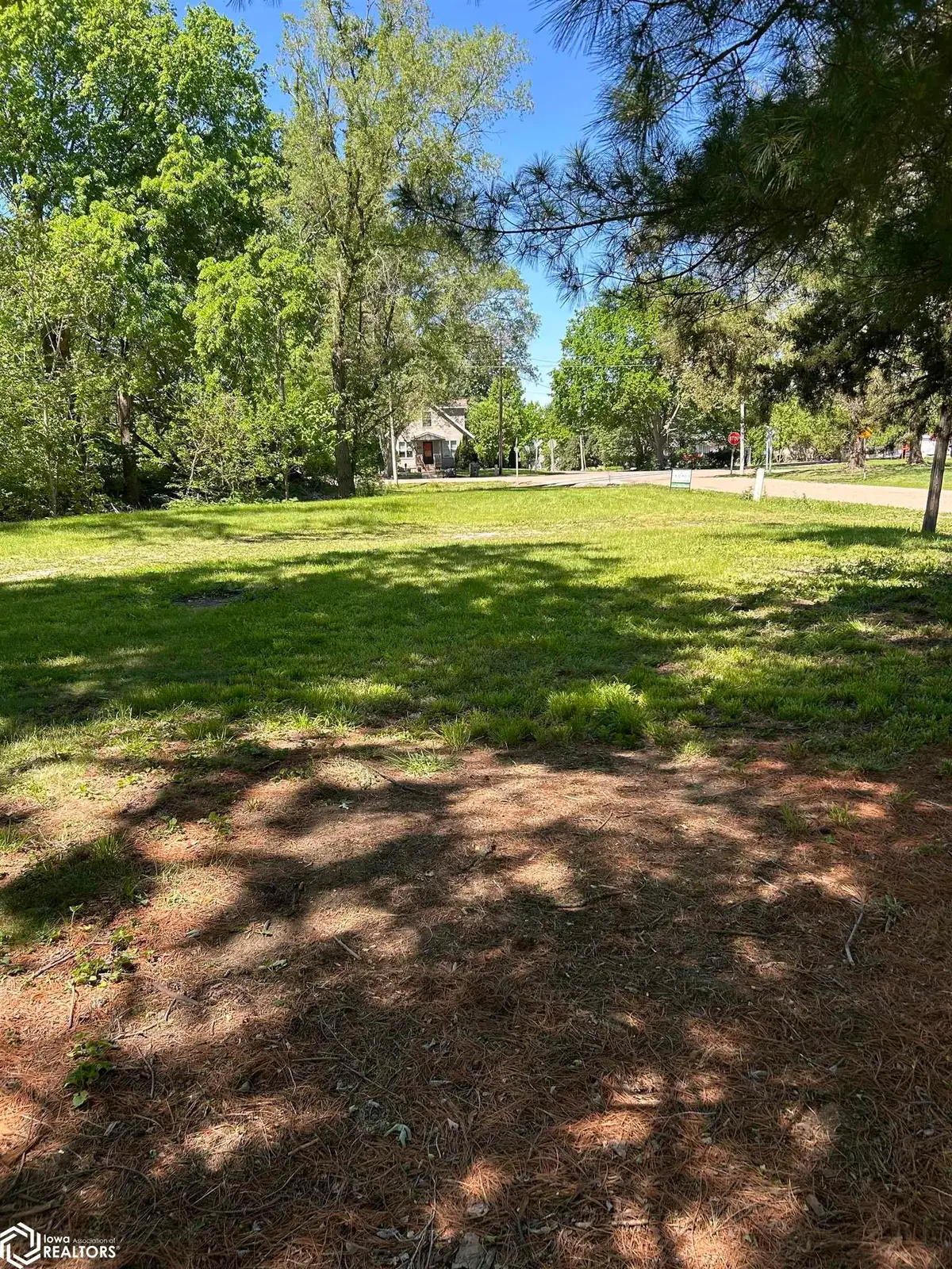602 9th Ave W, Oskaloosa, IA 52577 - #1