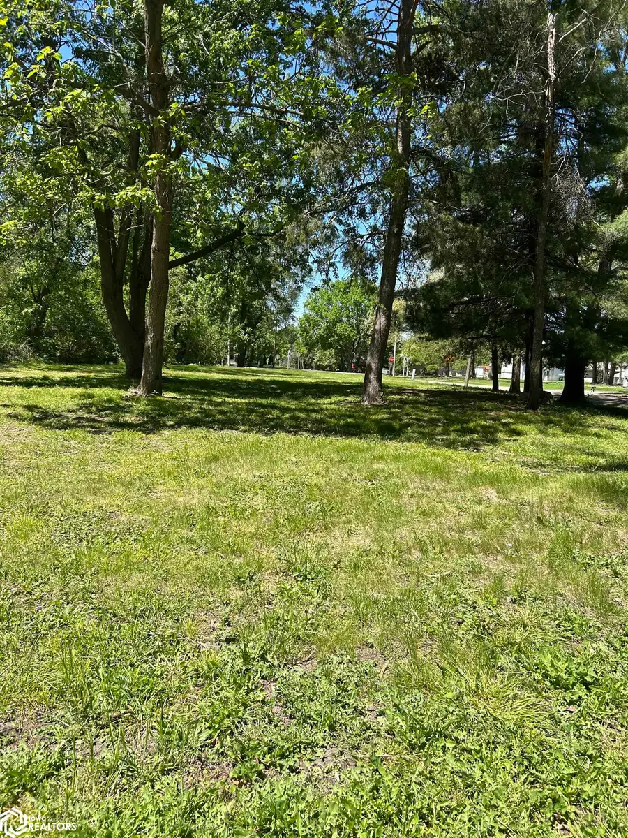 602 9th Ave W, Oskaloosa, IA 52577 - #3