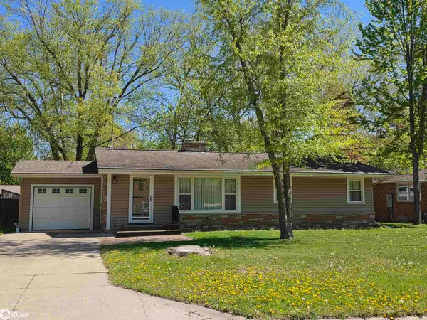 1748 Hillcrest Dr, Mason City, IA 50401