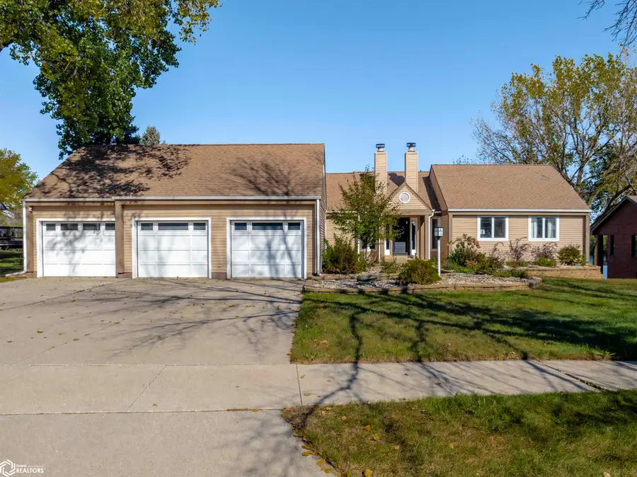 1000 Briarstone Dr, Mason City, IA 50401 - #2