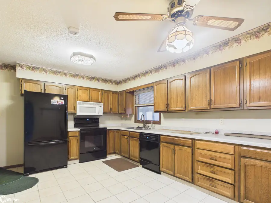 1608 B Avenue E, Oskaloosa, IA 52577 - #3