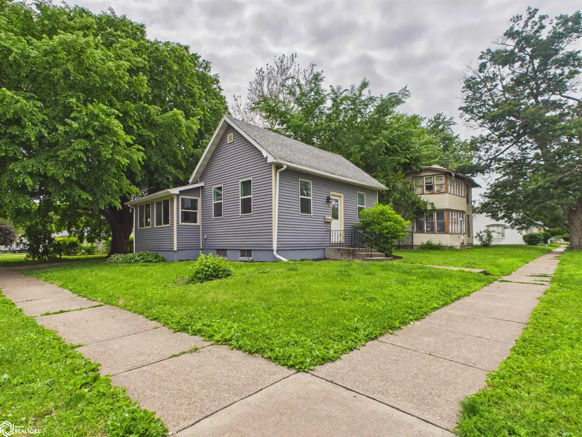402 4th Avenue W, Oskaloosa, IA 52577 - #1