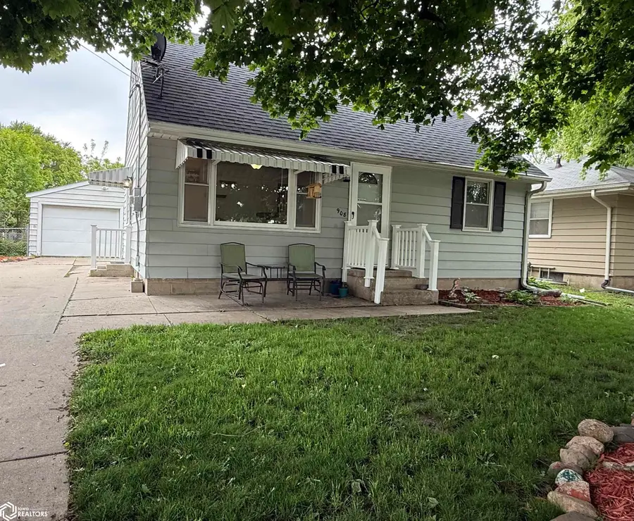 908 S Virginia Avenue, Mason City, IA 50401 - #2