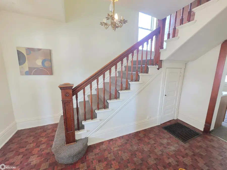 210 1st St Sw, Mason City, IA 50401 - #2