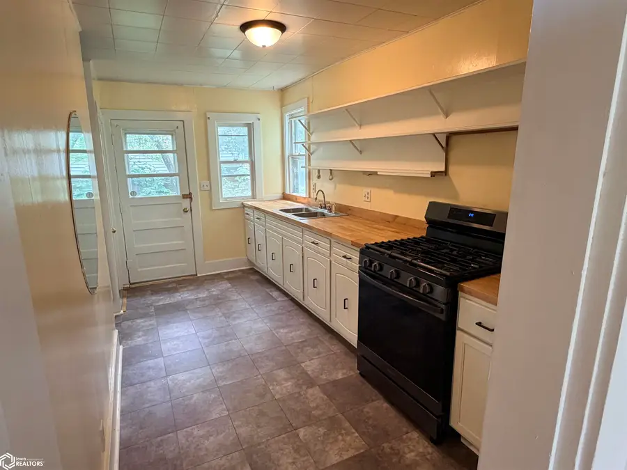 413 N B Street, Fairfield, IA 52556 - #3
