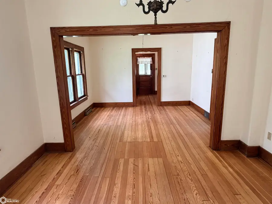 809 S 3rd Street, Fairfield, IA 52556 - #3