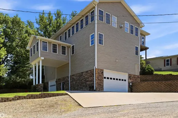 275 Center Point Drive, Montezuma, IA 50171