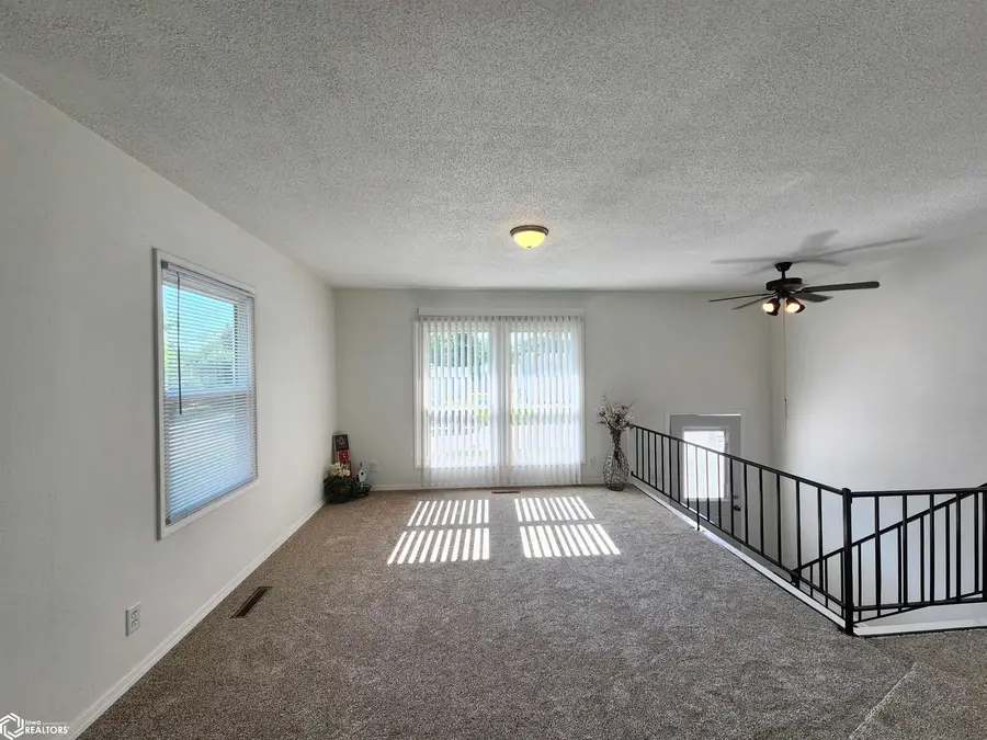 1320 S Hampshire Avenue, Mason City, IA 50401 - #2