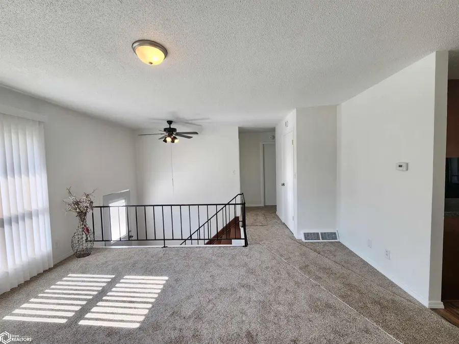 1320 S Hampshire Avenue, Mason City, IA 50401 - #3