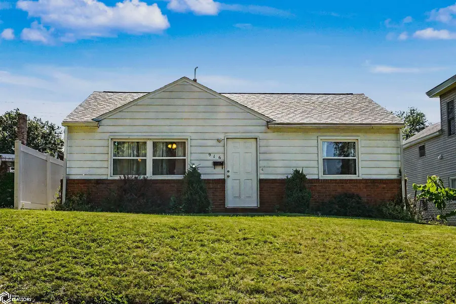 916 N 8th Street, Burlington, IA 52601 - #2