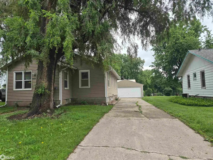 1028 E 10th Street N, Newton, IA 50208 - #2
