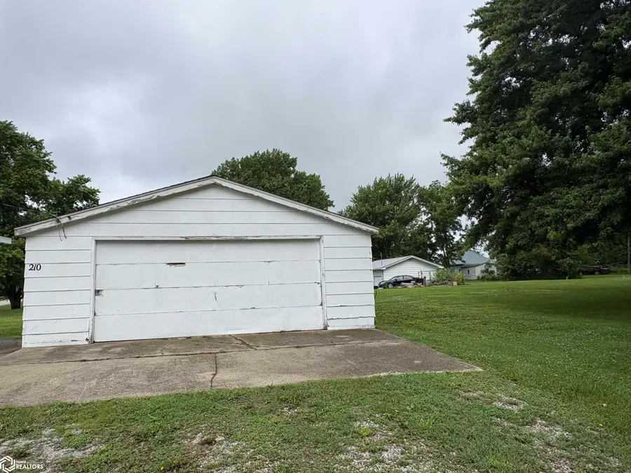 210 S Maple, Cincinnati, IA 52549 - #2