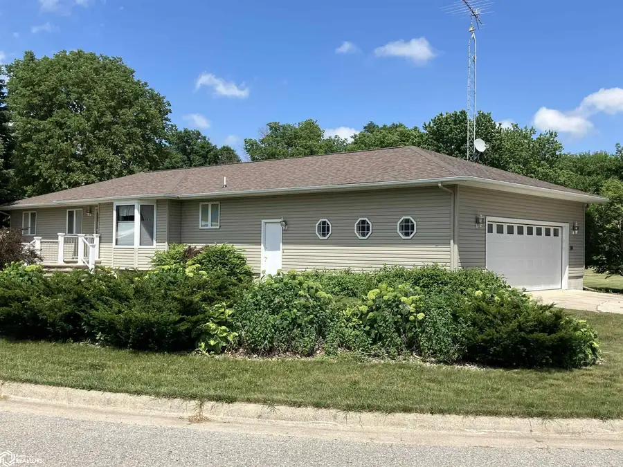 101 Southview Cir, Sheffield, IA 50475 - #2