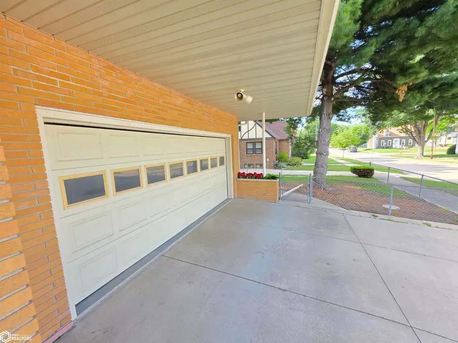 104 N Taylor Ave, Mason City, IA 50401 - #3