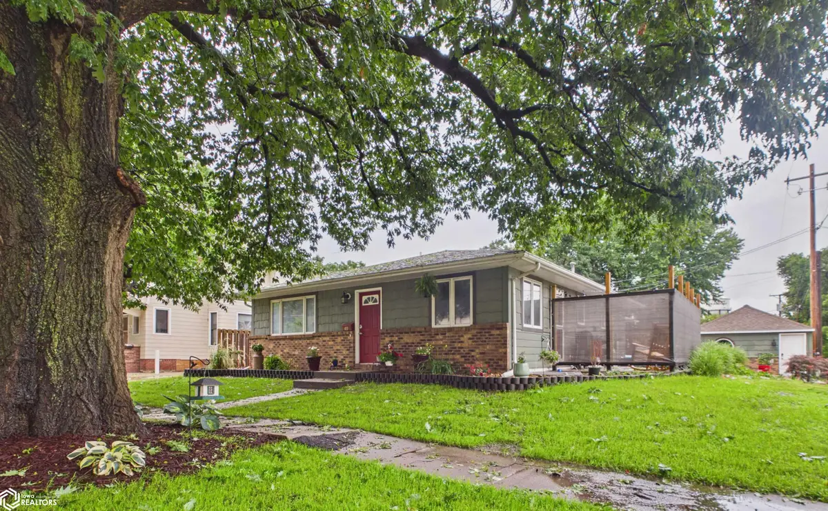 411 C Avenue W, Oskaloosa, IA 52577 - #1