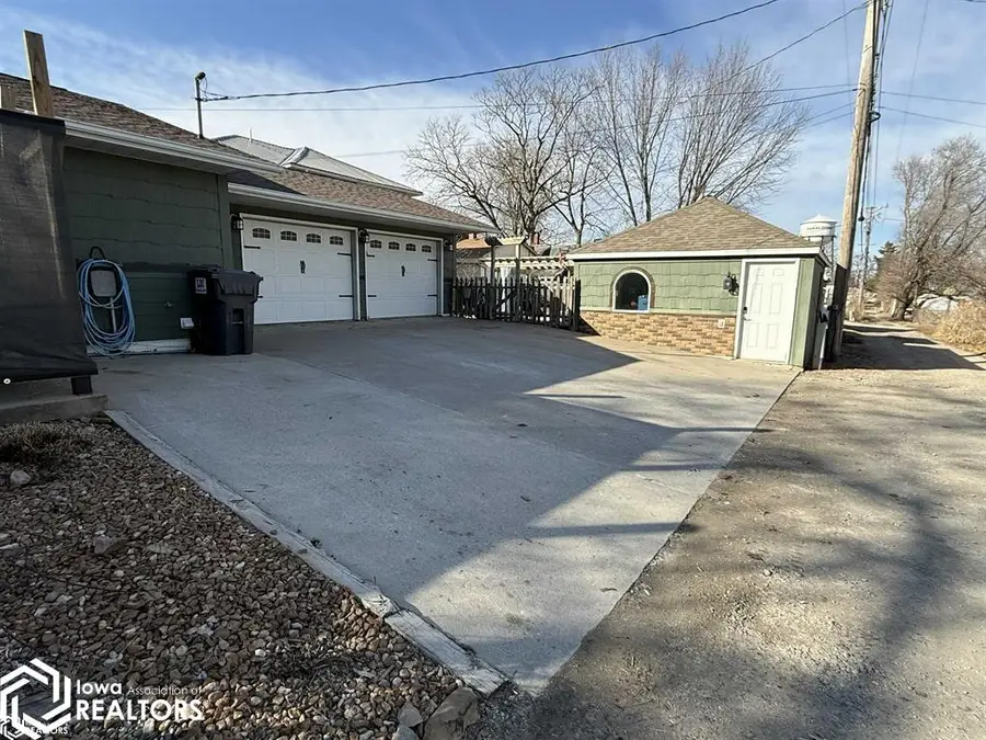 411 C Avenue W, Oskaloosa, IA 52577 - #3