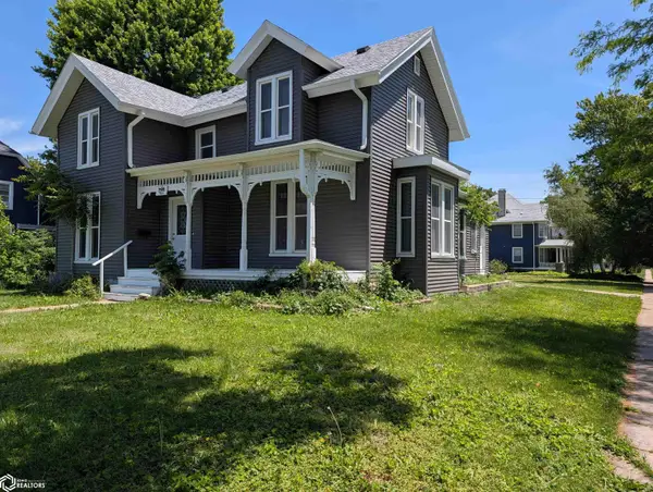 904 East Street, Grinnell, IA 50112
