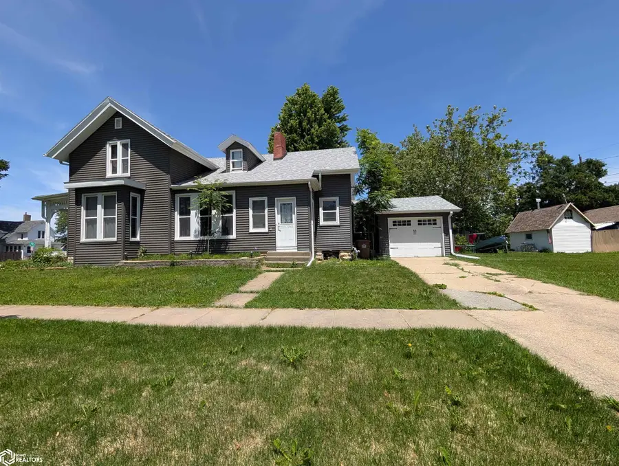 904 East Street, Grinnell, IA 50112 - #3