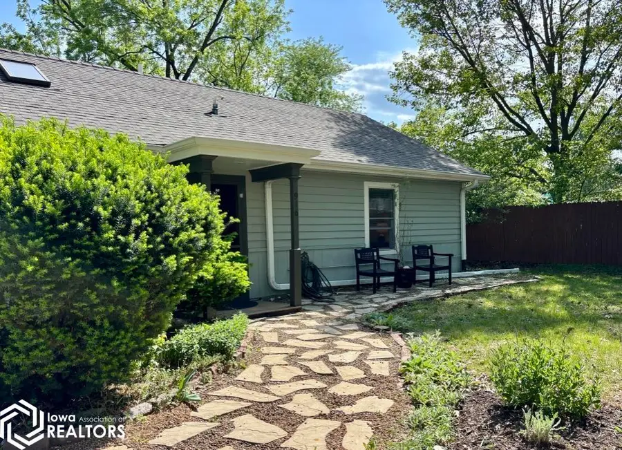 916 South Main Place, Fairfield, IA 52556 - #2