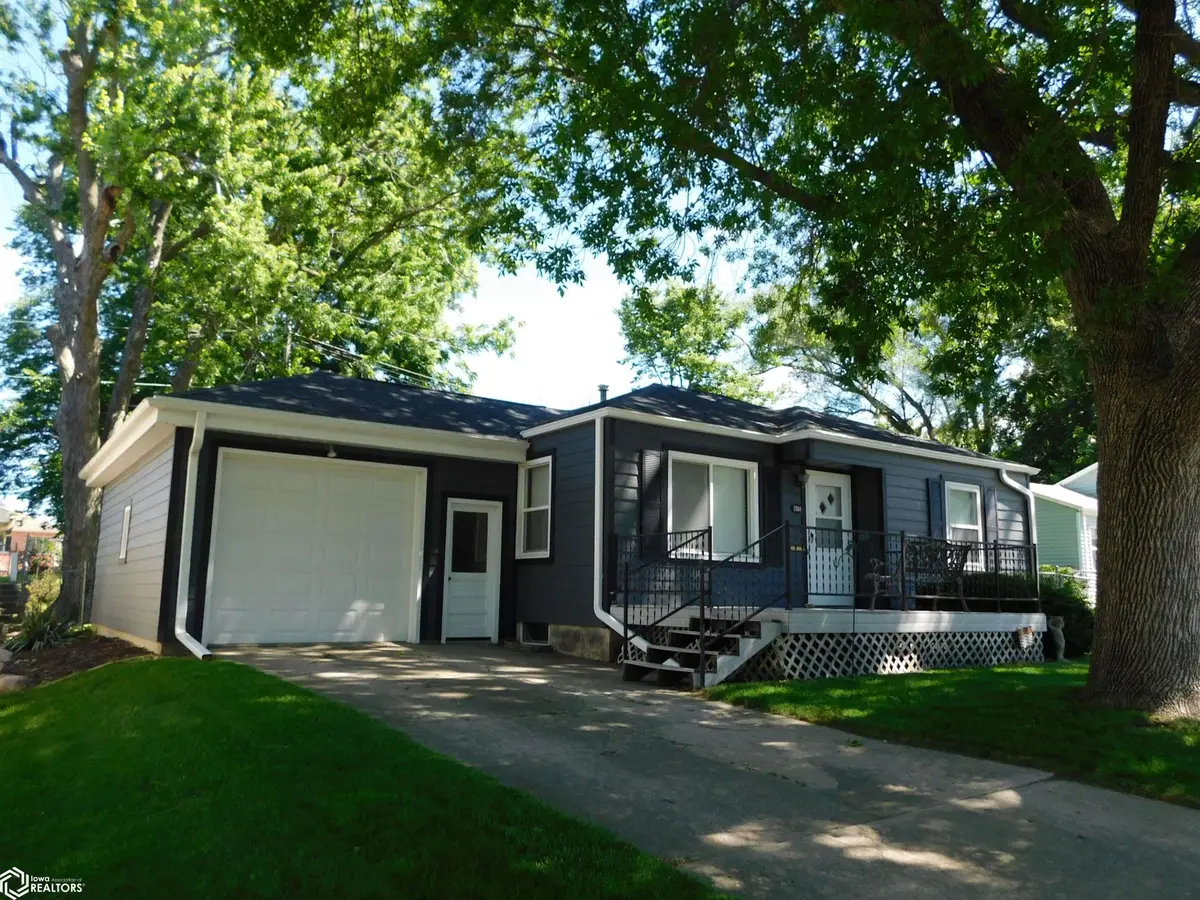 2004 S 3rd Avenue E, Newton, IA 50208 - #1