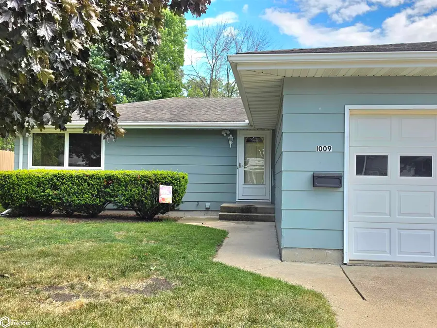 1009 Manor Drive, Mason City, IA 50401 - #2