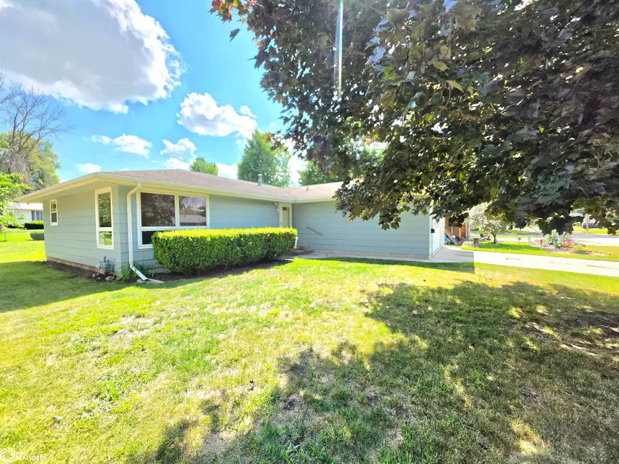 1009 Manor Drive, Mason City, IA 50401 - #3