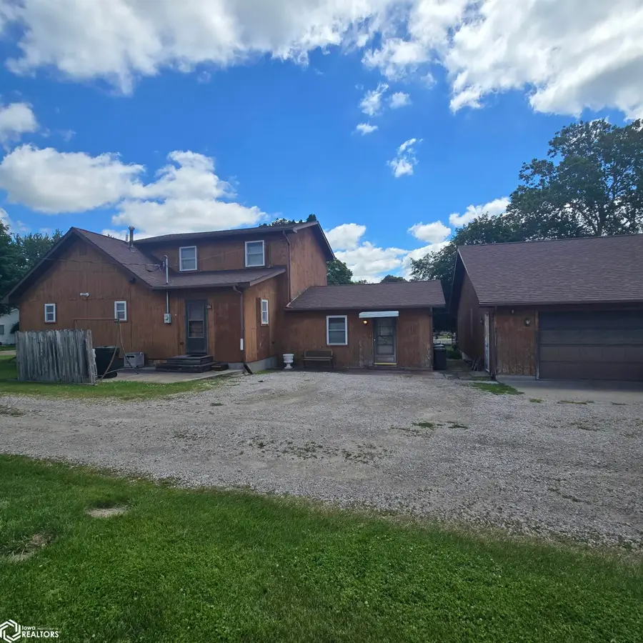 910 2nd Avenue E, Oskaloosa, IA 52577 - #2