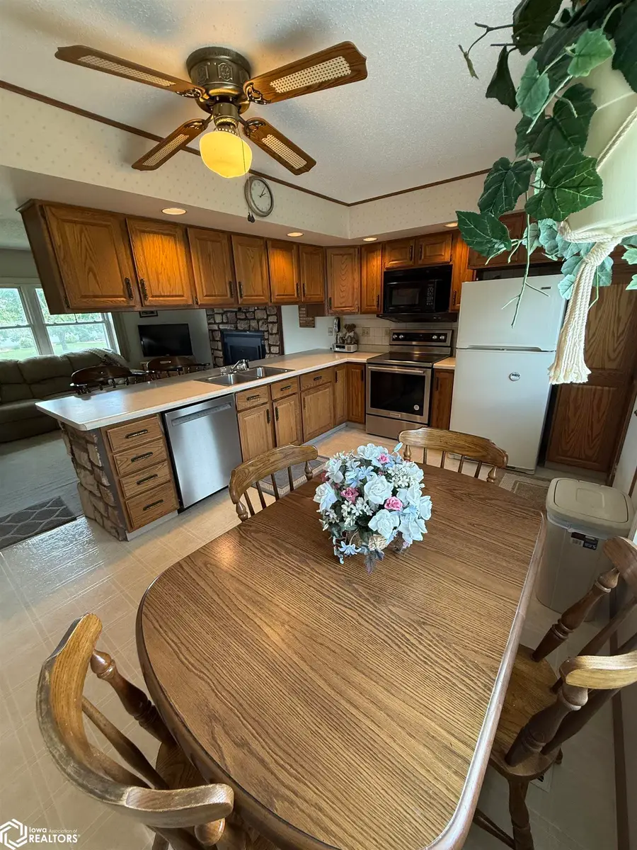 1609 Hillary Avenue, Burlington, IA 52601 - #2