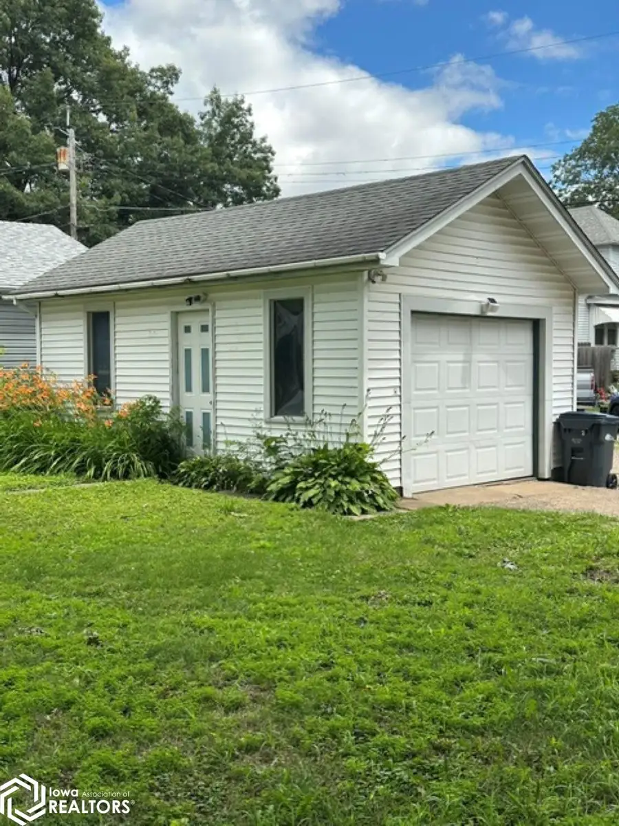 1022 S 8th Street, Burlington, IA 52601 - #3