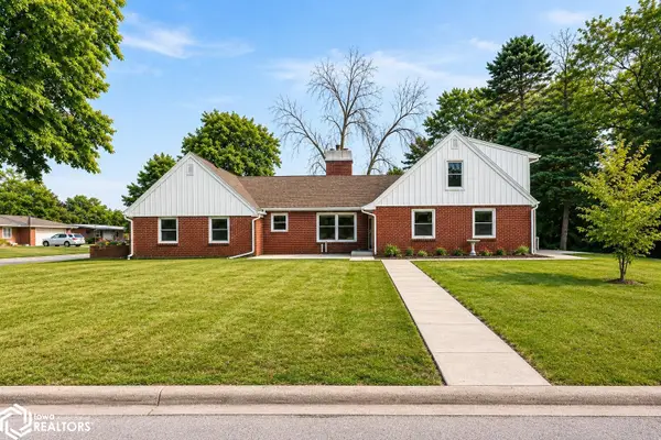255 Willowbrook Dr, Mason City, IA 50401