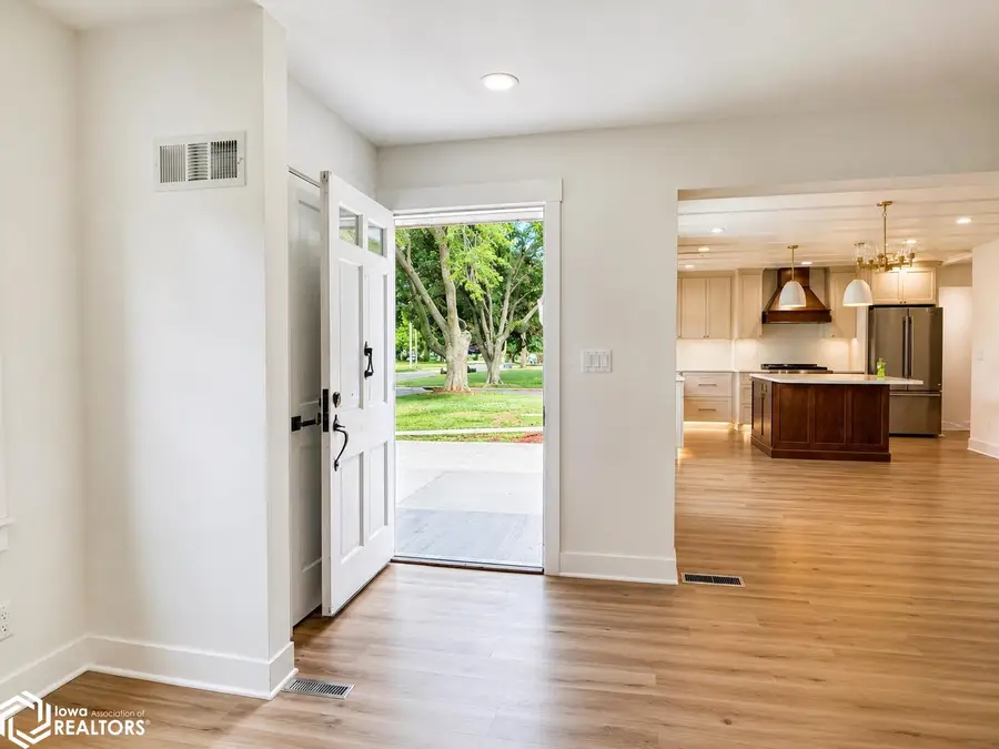 255 Willowbrook Dr, Mason City, IA 50401 - #2