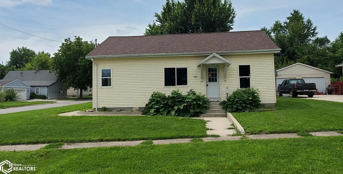 1302 W Linn Street, Marshalltown, IA 50158 - #1