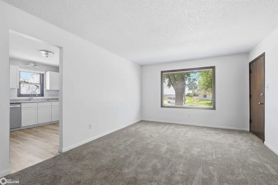 109 W Southridge Road, Marshalltown, IA 50158 - #3