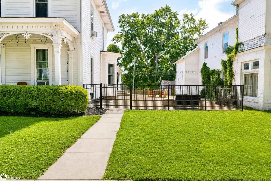 118 S Woodlawn Avenue, Burlington, IA 52601 - #2