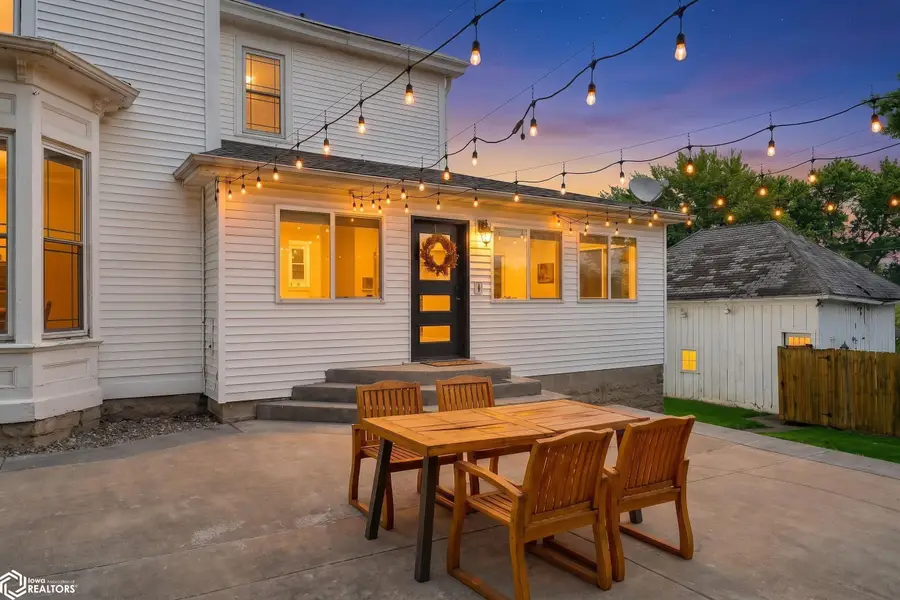 118 S Woodlawn Avenue, Burlington, IA 52601 - #3