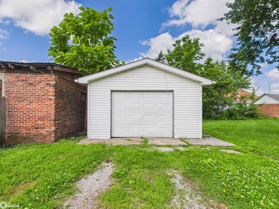 209 S 10th Street, Albia, IA 52531 - #2