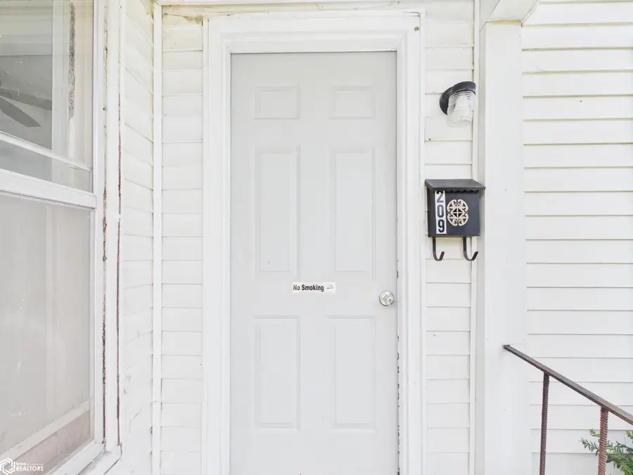 209 S 10th Street, Albia, IA 52531 - #3