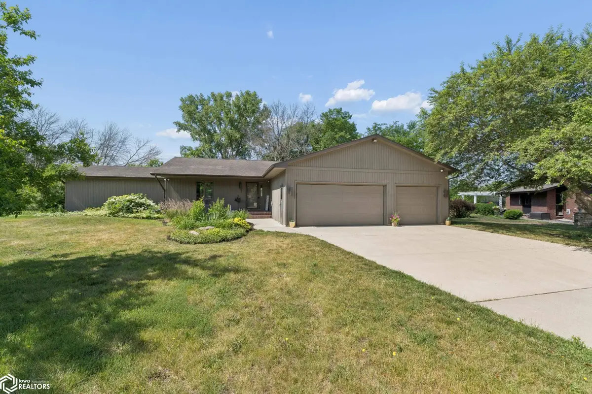 7 Woodbine Road, Mason City, IA 50401 - #1