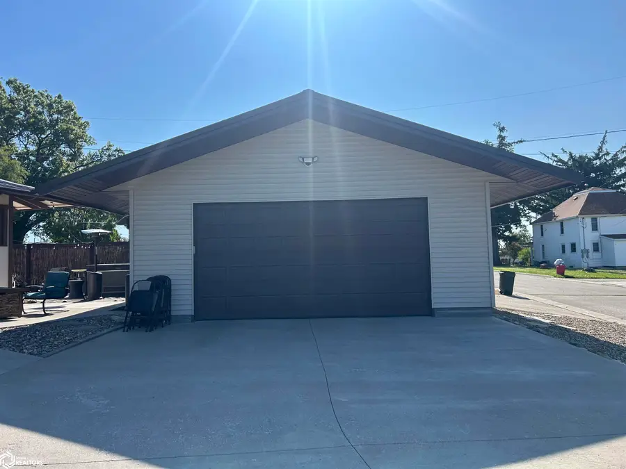 609 W 12th Street, Tama, IA 52339 - #3