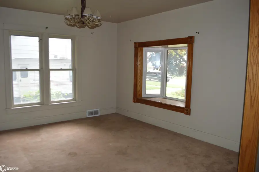 925 N Jefferson Avenue, Mason City, IA 50401 - #2