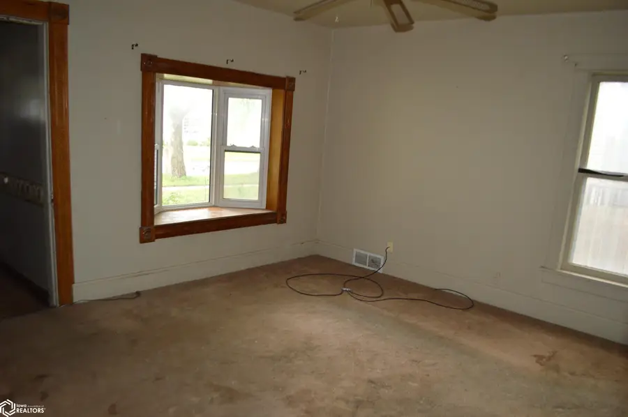 925 N Jefferson Avenue, Mason City, IA 50401 - #3